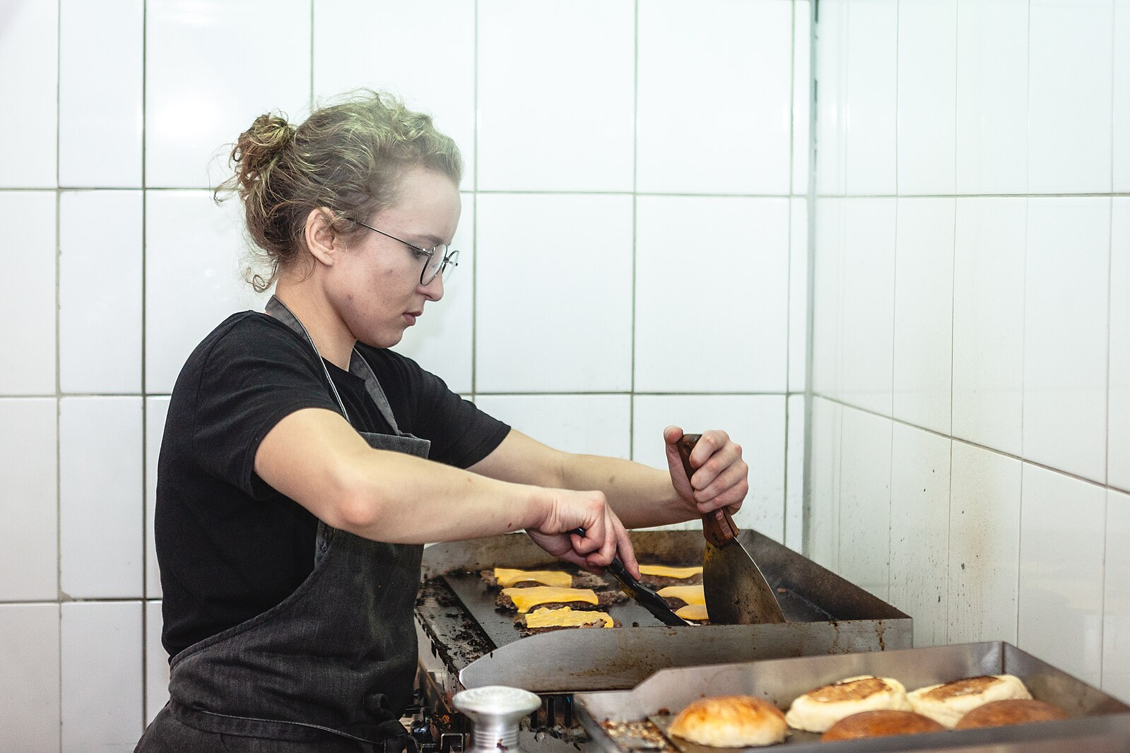 Free Happy multiethnic friends with burgers taking selfie near food truck Stock Photo