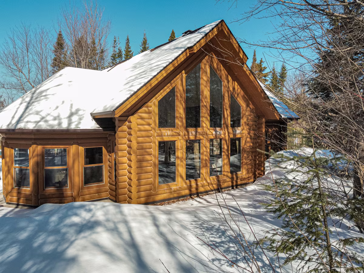 Chalet en bois rond Northern Escape #7 en hiver, sous la neige