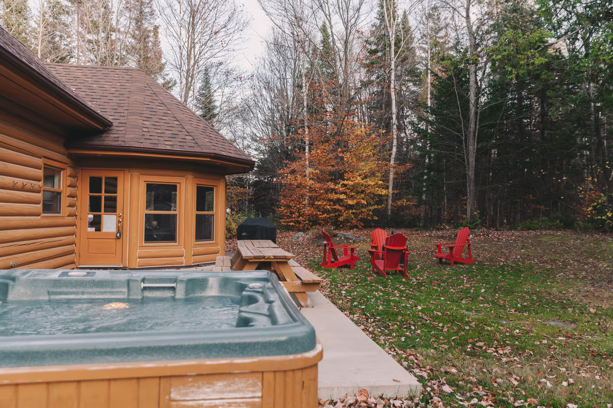 Spa privé et foyer extérieur avec chaises rouges au chalet Northern Escape #7