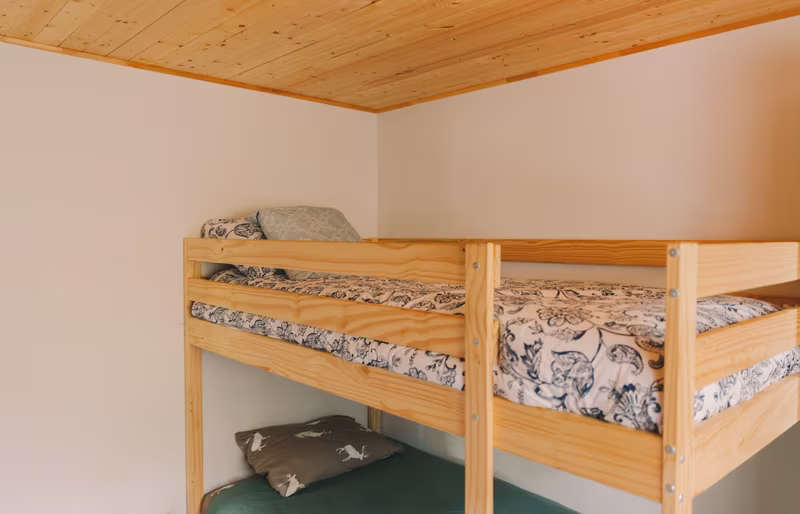 Chambre 2 du chalet Le Phoenix, lits superposés simples en bois