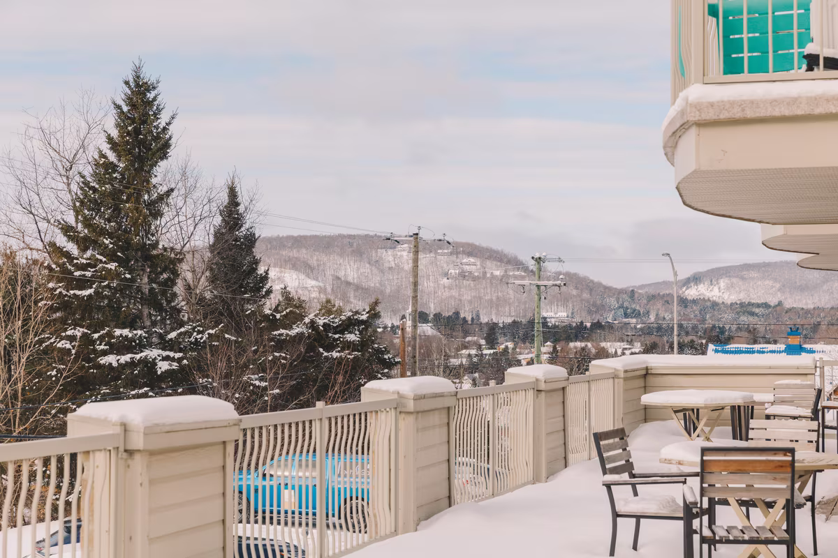 Balcon du Peaks Loft en hiver avec vue sur les montagnes des Laurentides