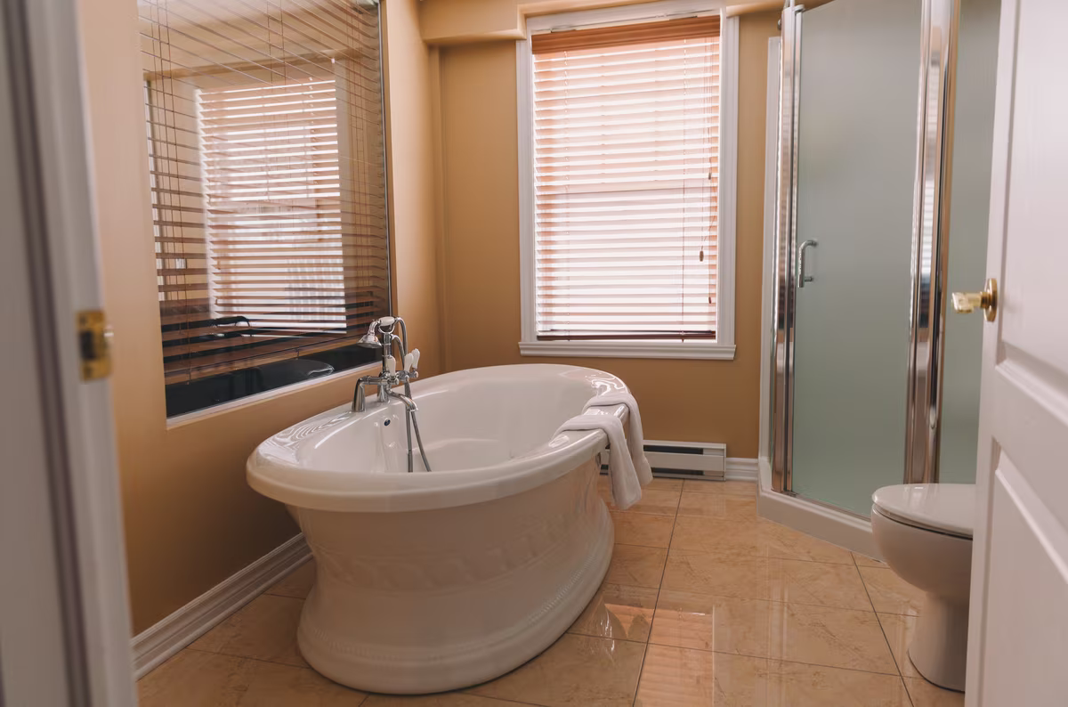 Salle de bain du Peaks Loft avec baignoire autoportante