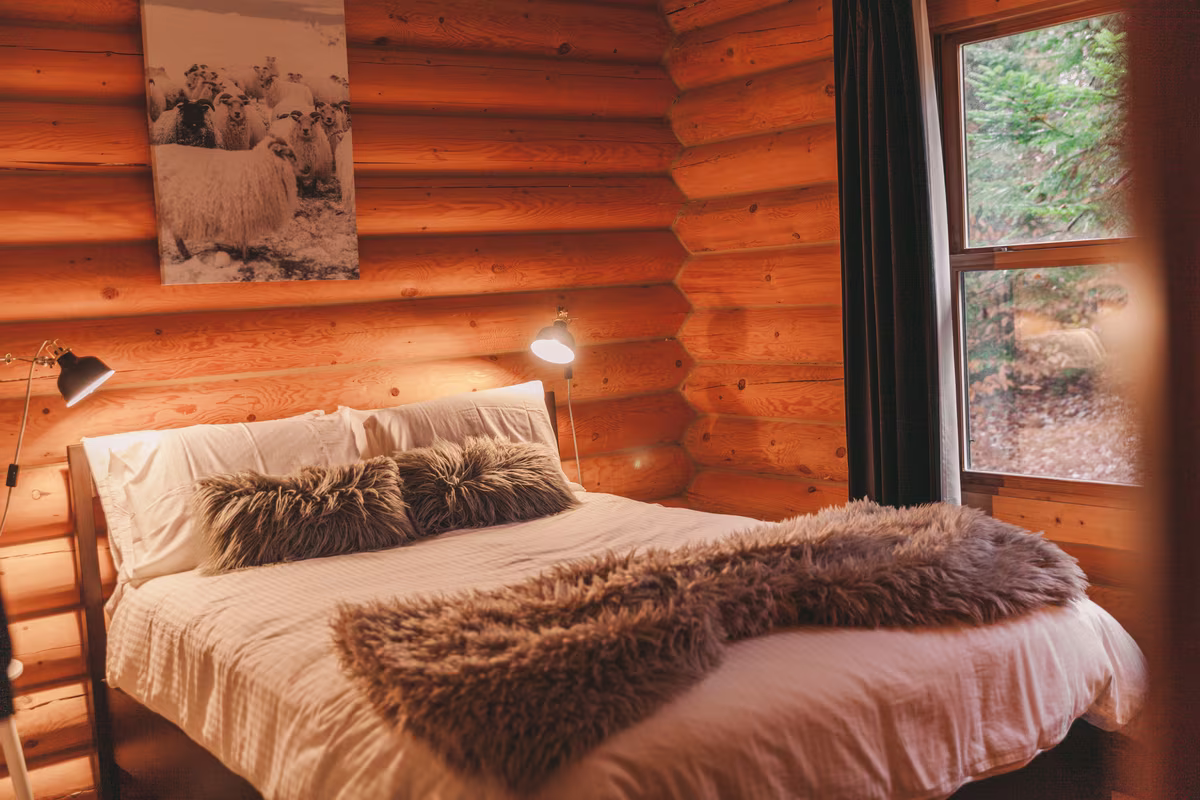 Chambre 2 du chalet Northern Escape #7, lit queen avec jeté en fourrure