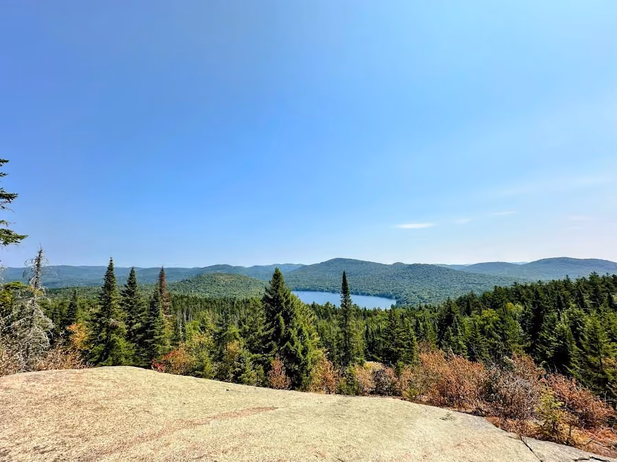 Belvédère du Cap aux Bleuets sur les collines des Laurentides