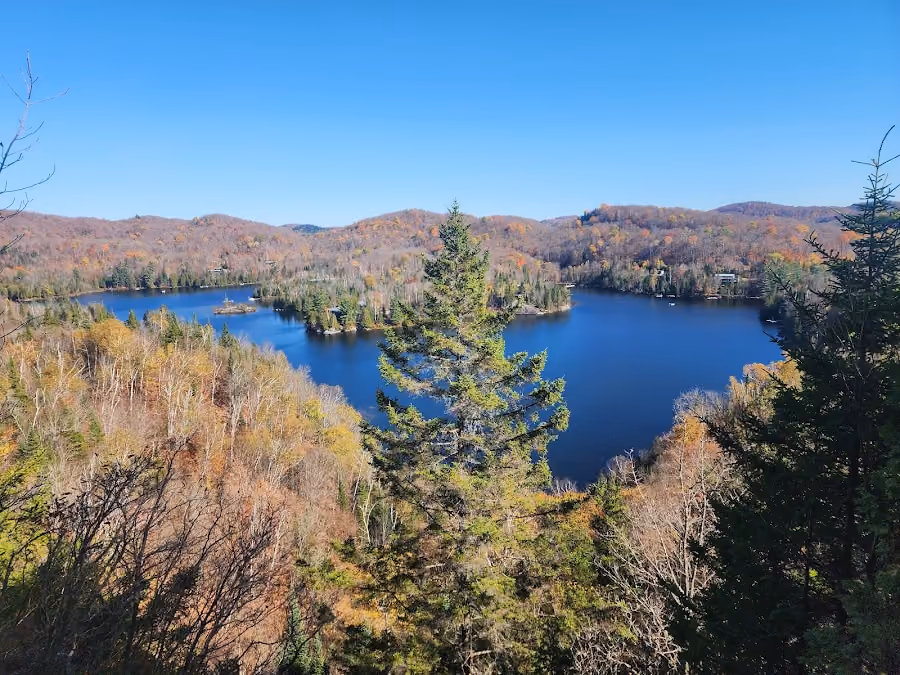 Vue du mont Calvaire sur un lac des Laurentides en automne