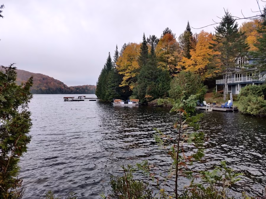 Lac Manitou bordé de forêt dans les Laurentides