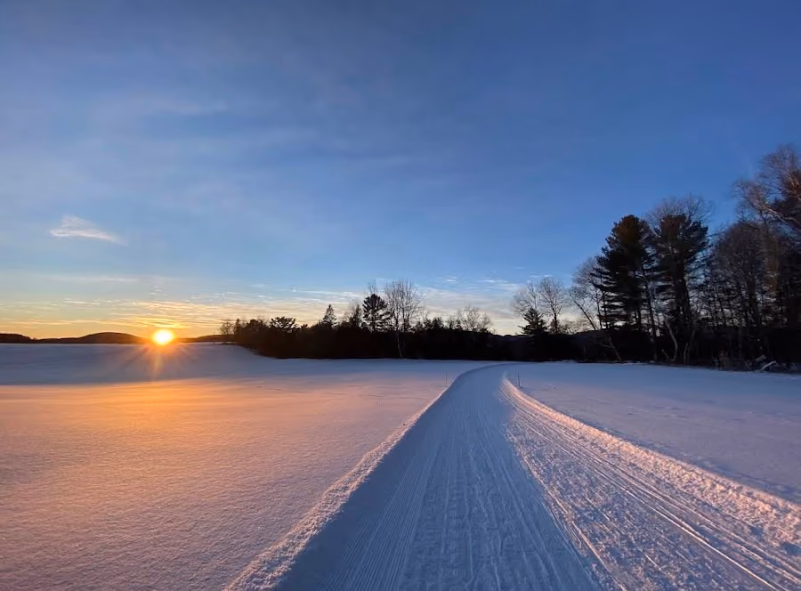 Sentier de ski de fond au coucher du soleil dans les Laurentides