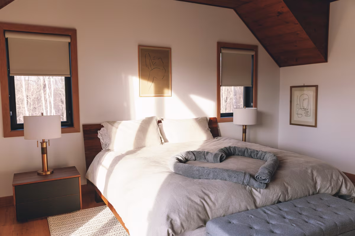 Chambre principale 2 du chalet L'Ours Noir, très grand lit sous plafond en bois