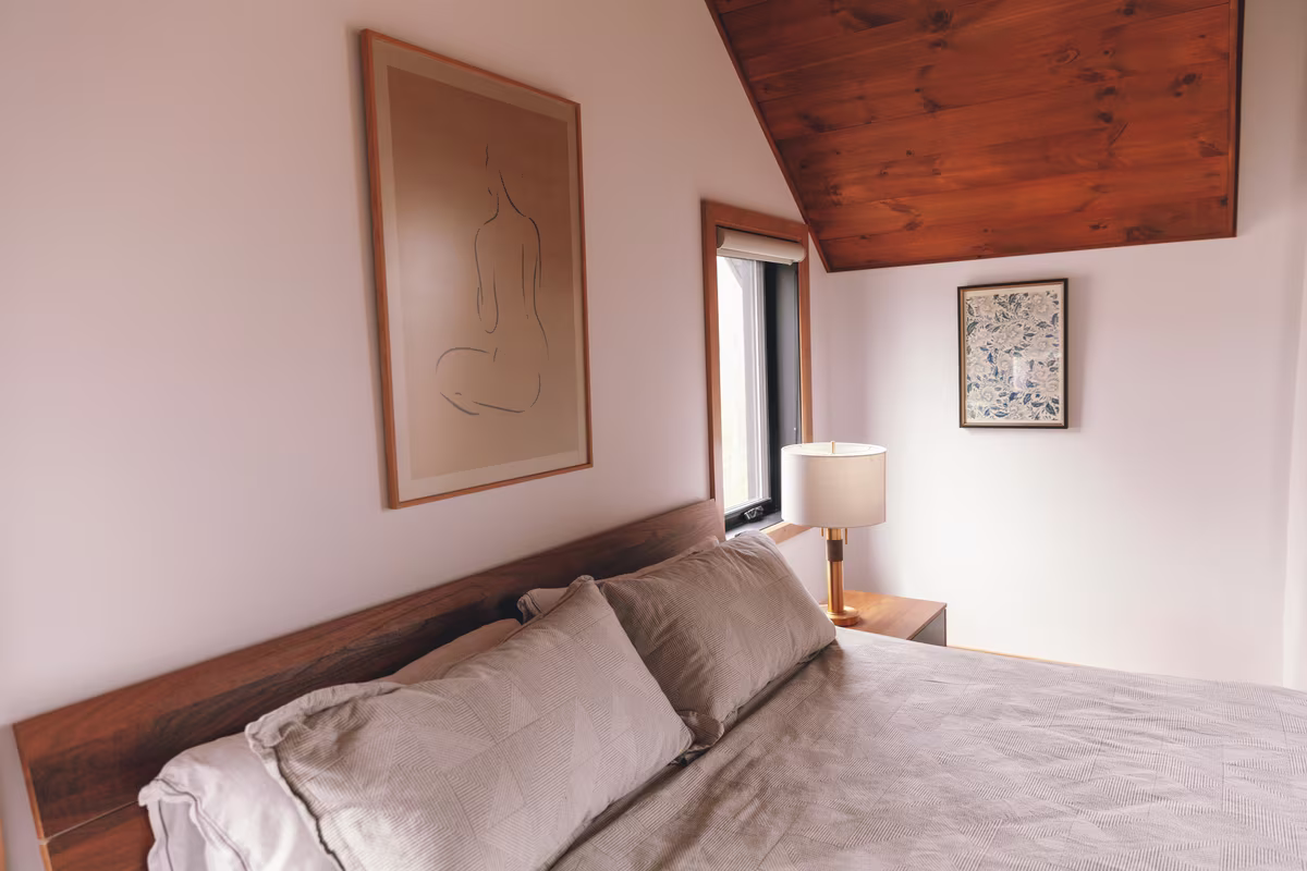 Chambre 4 du chalet L'Ours Noir, très grand lit sous plafond en pente