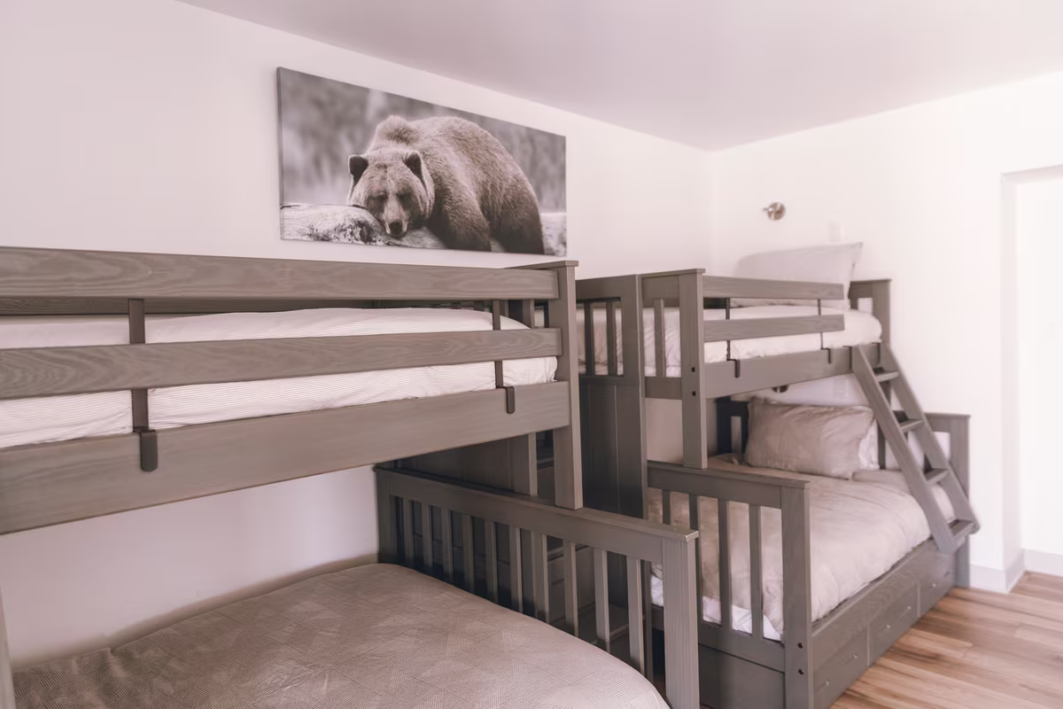 Chambre 5 du chalet L'Ours Noir, lits superposés gris