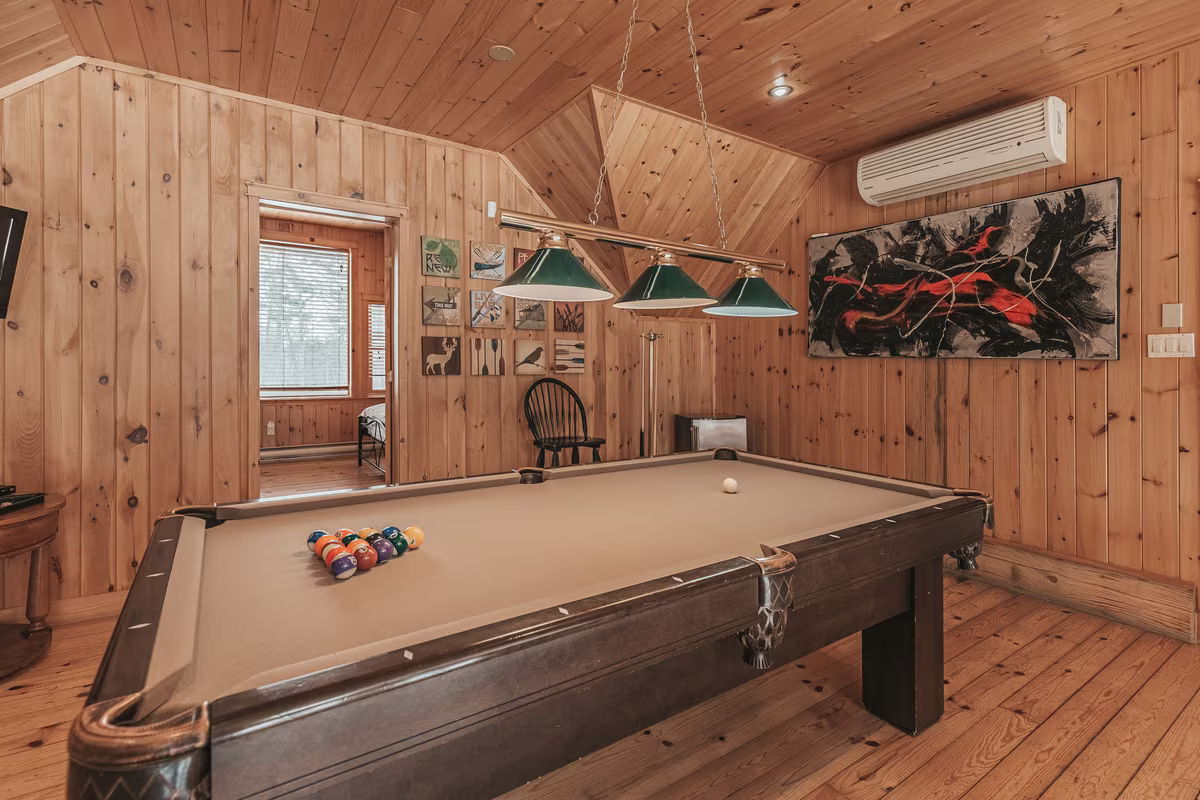 Table de billard sous plafond en bois au chalet Exécutif Double