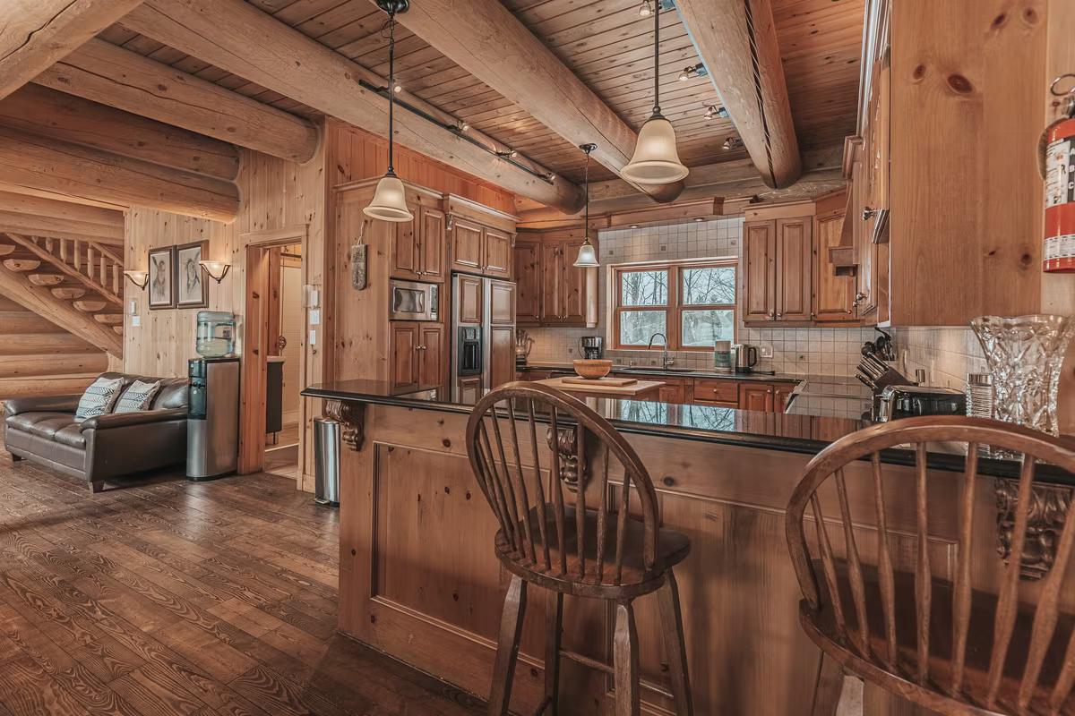Cuisine en bois du chalet Exécutif Double avec îlot et chaises