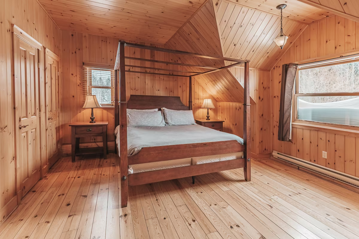 Chambre 1 du chalet Exécutif Double, lit King à baldaquin