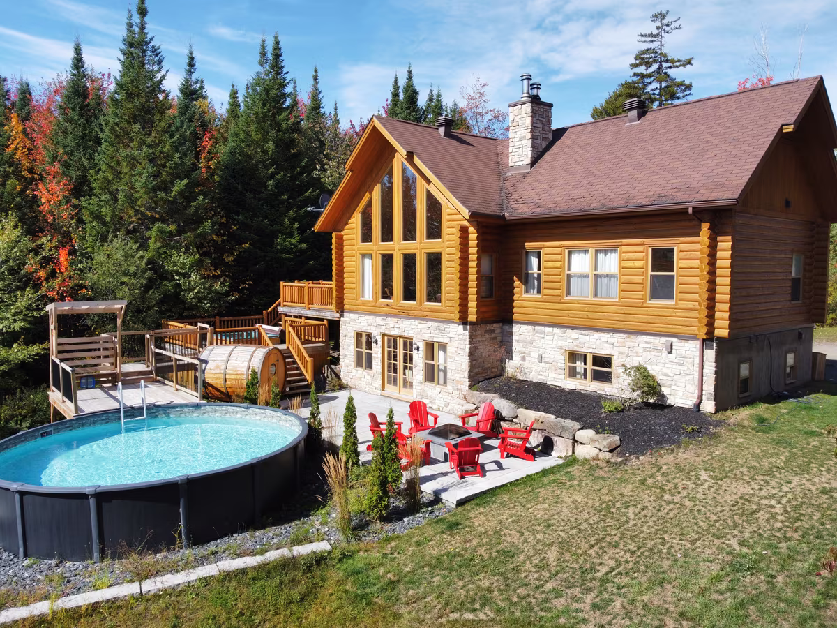 Chalet en bois rond Le Duc avec piscine hors terre et terrasse