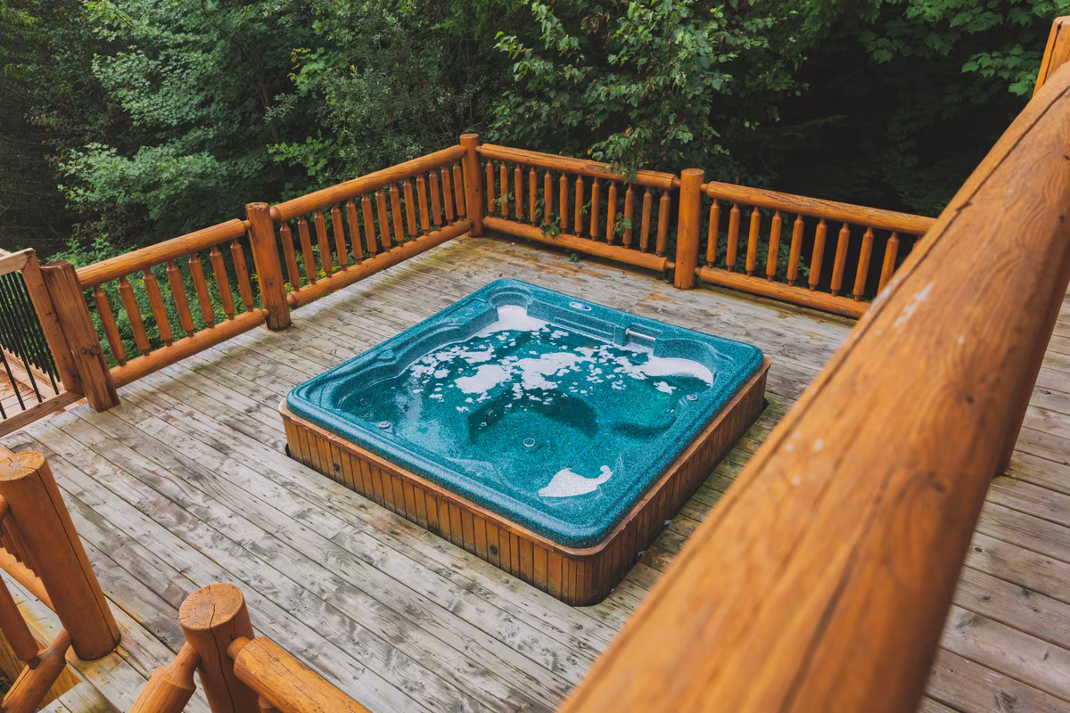 Spa privé encastré dans la terrasse du chalet Le Duc