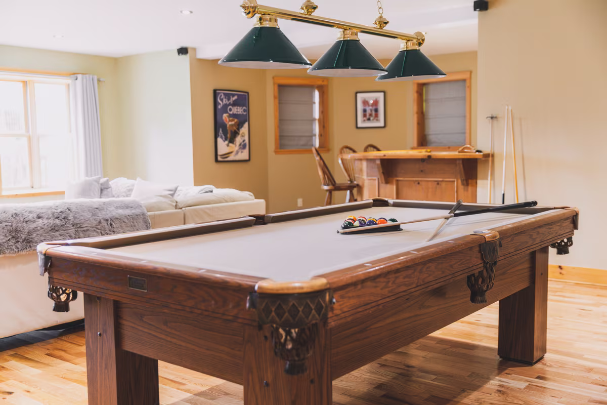 Salle de jeux du chalet Le Duc avec table de billard