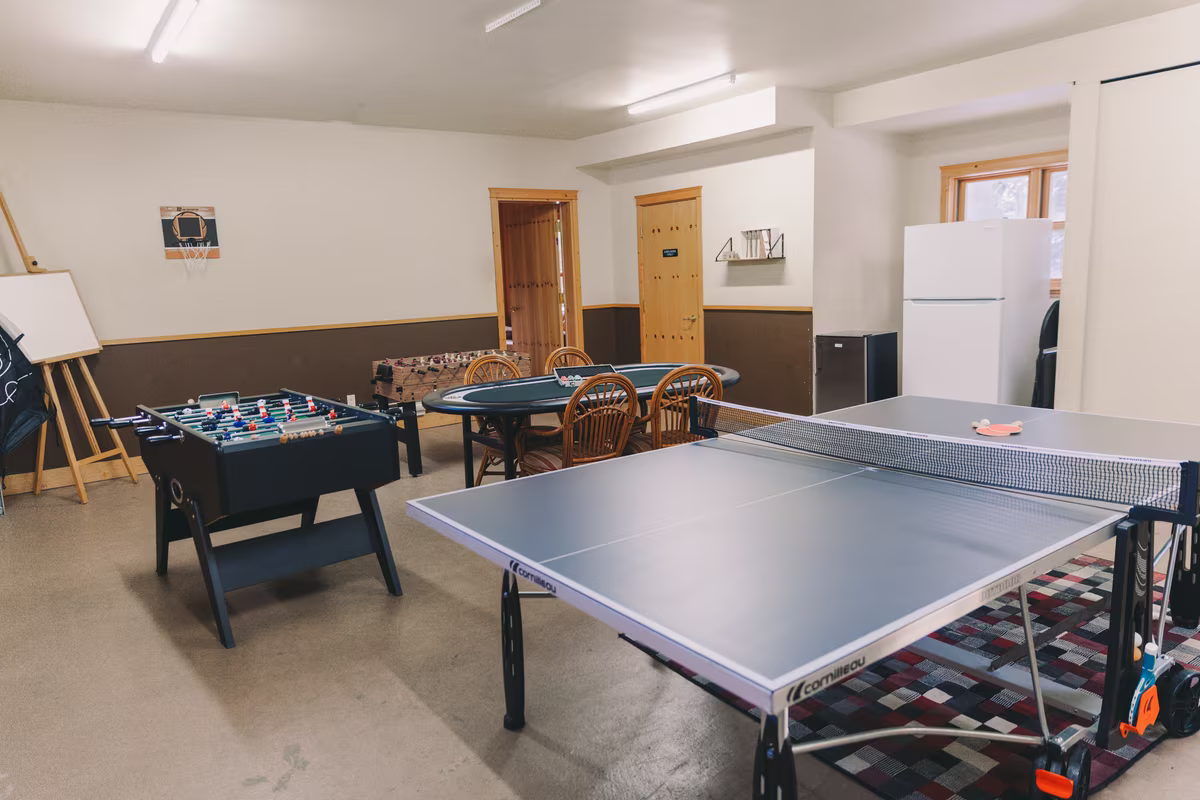 Salle de jeux du chalet Exécutif Plus avec table de ping-pong et baby-foot