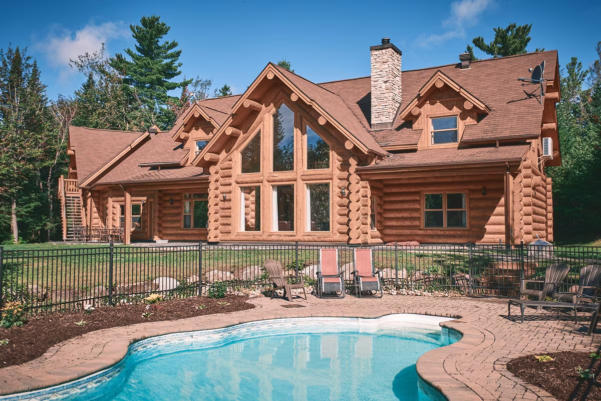Chalet en bois rond Exécutif Plus avec piscine creusée en été