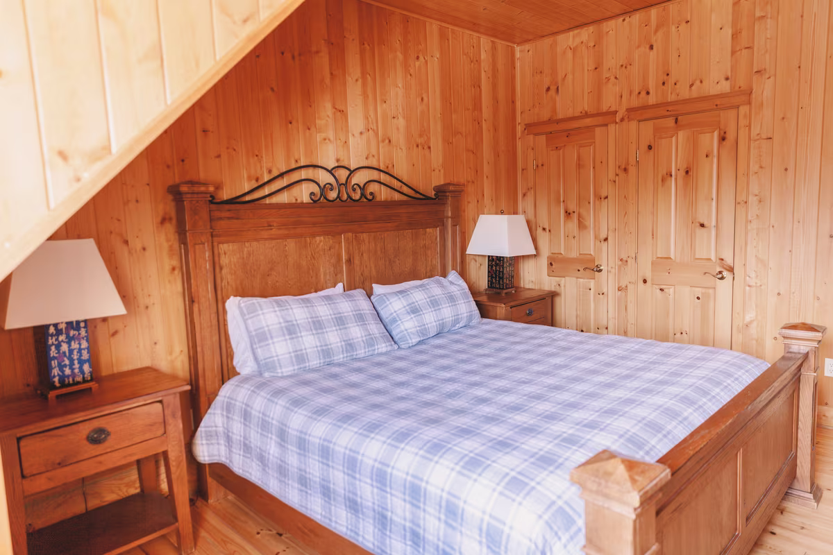 Chambre 1 du chalet Exécutif Plus, lit King et literie à carreaux
