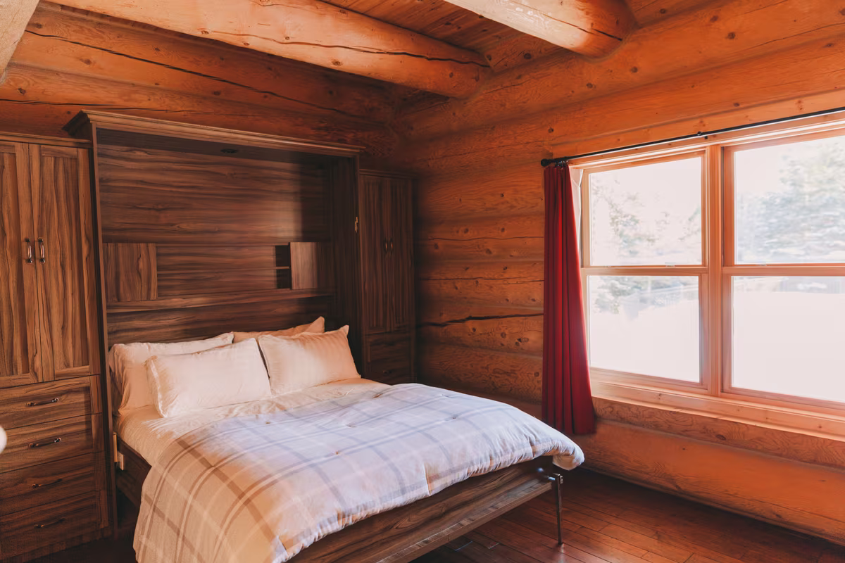 Chambre 6 du chalet Exécutif Plus, grand lit escamotable ouvert