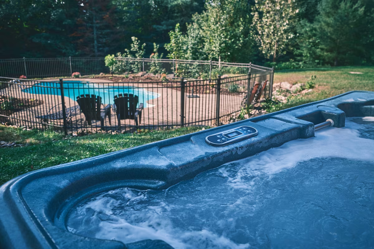 Spa privé du chalet Exécutif Plus face à la piscine clôturée