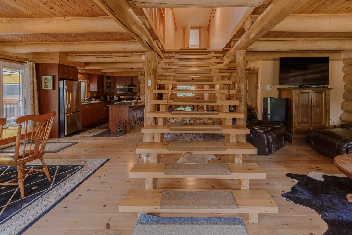 Escalier bois rond, chalet Fox Lodge