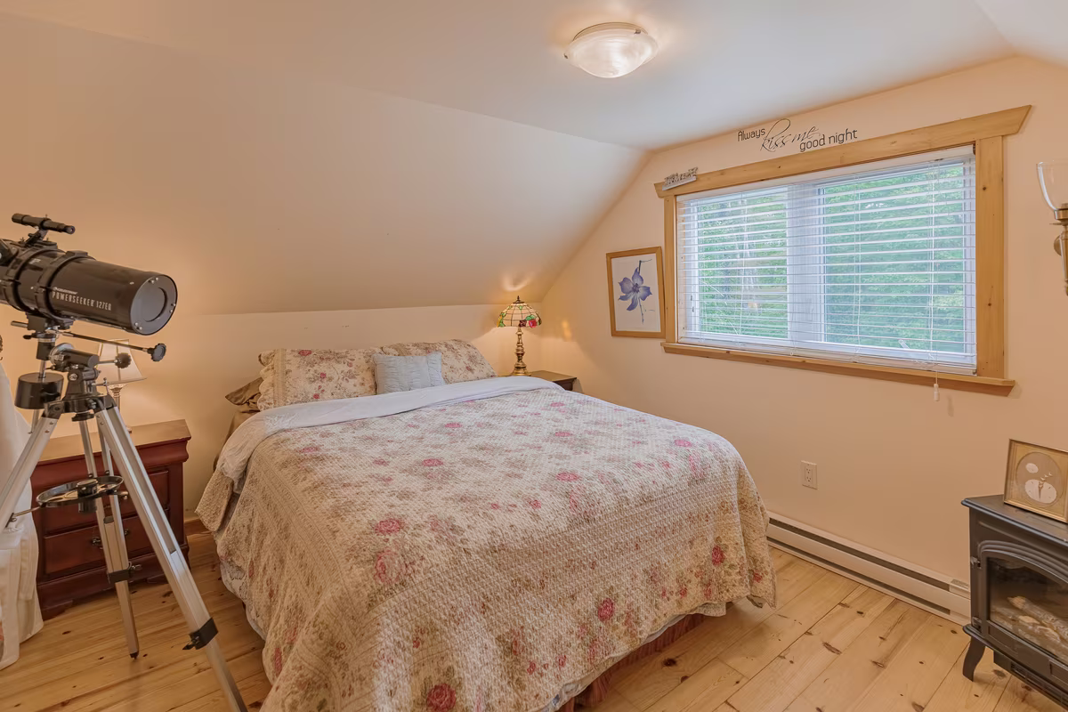 Chambre 1 du chalet Fox Lodge, grand lit et couvre-lit fleuri