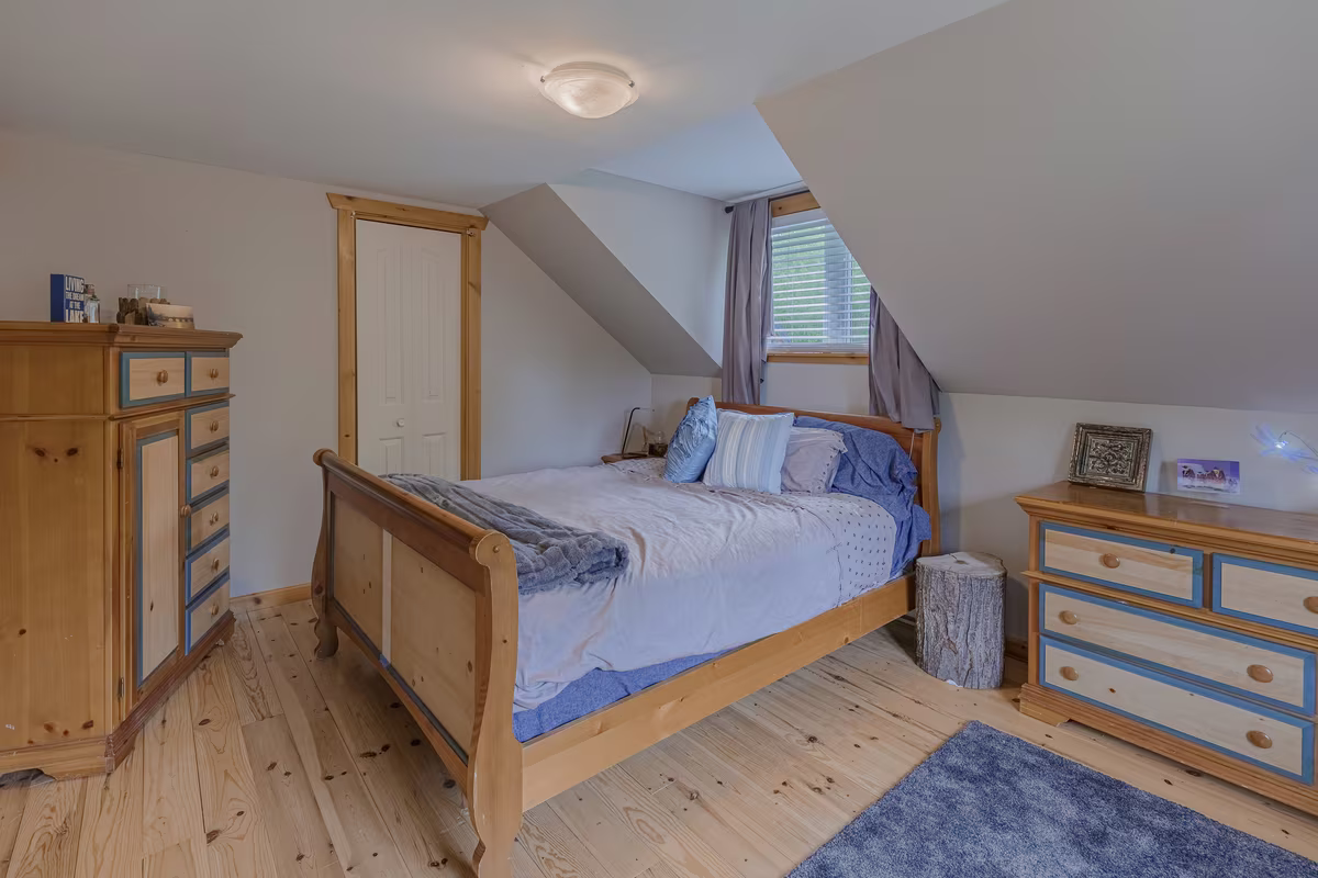 Chambre 4 du chalet Fox Lodge, grand lit et literie bleue