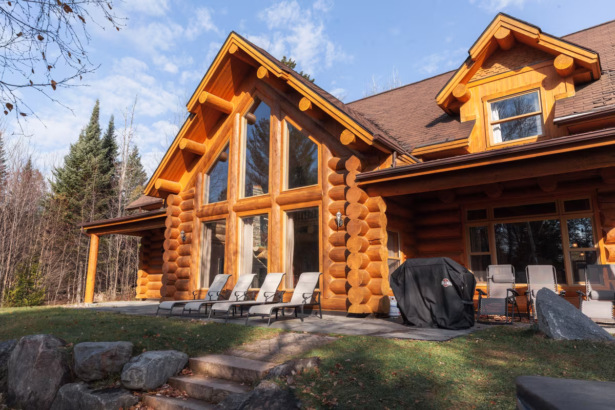 Façade en bois rond du chalet Élan Lodge #52 avec grande fenestration