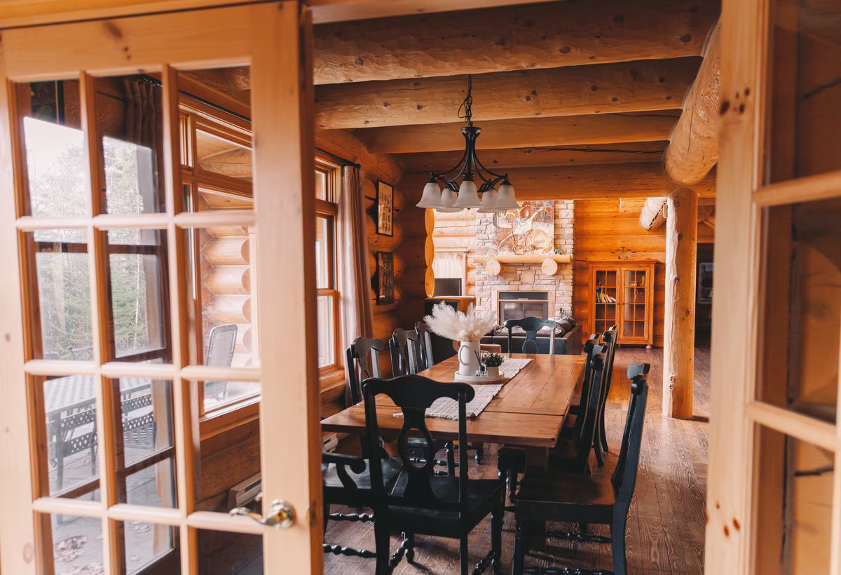 Salle à manger du chalet Élan Lodge #52 avec grande table en bois