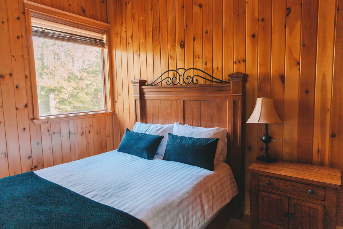 Chambre 1 du chalet Élan Lodge #52, lit queen et literie bleue