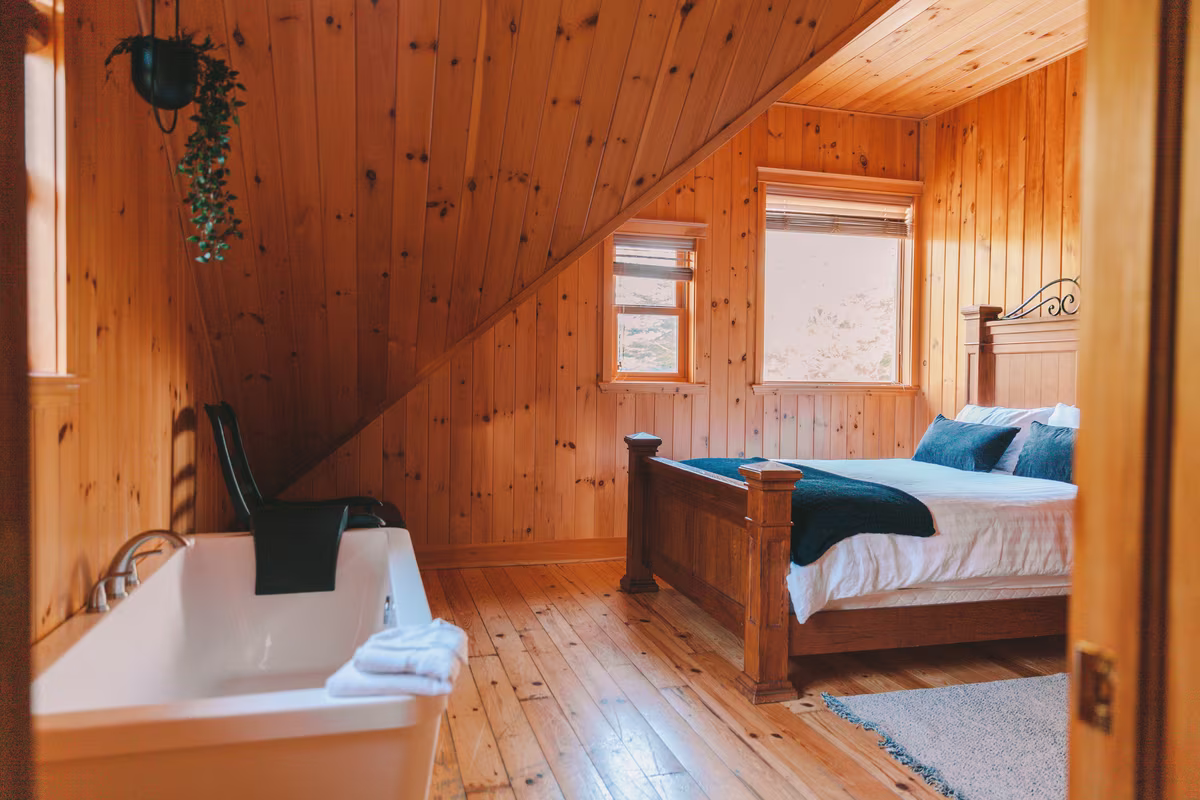 Chambre 3 du chalet Élan Lodge #52, lit et bain tourbillon dans la chambre