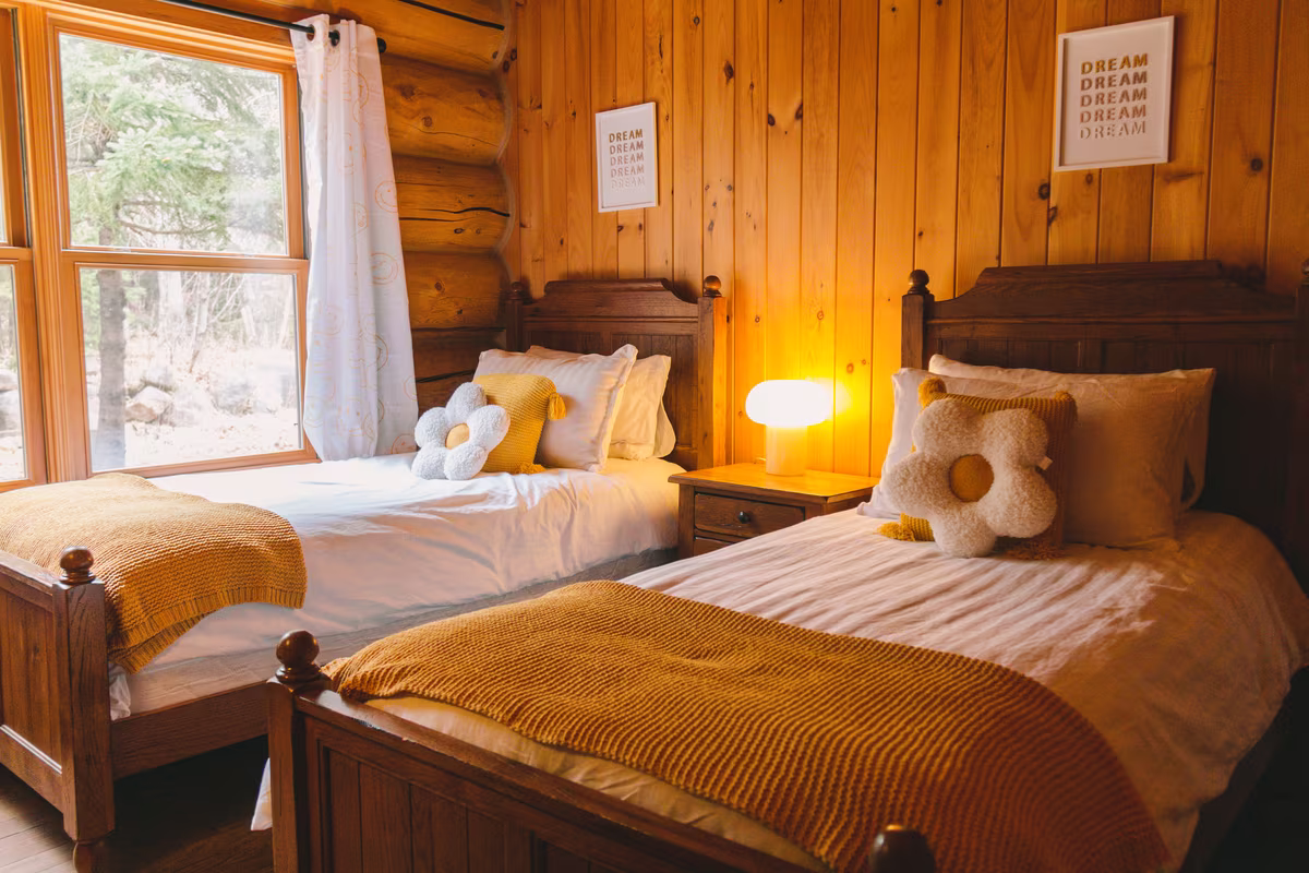 Chambre 5 du chalet Élan Lodge #52, deux lits queen