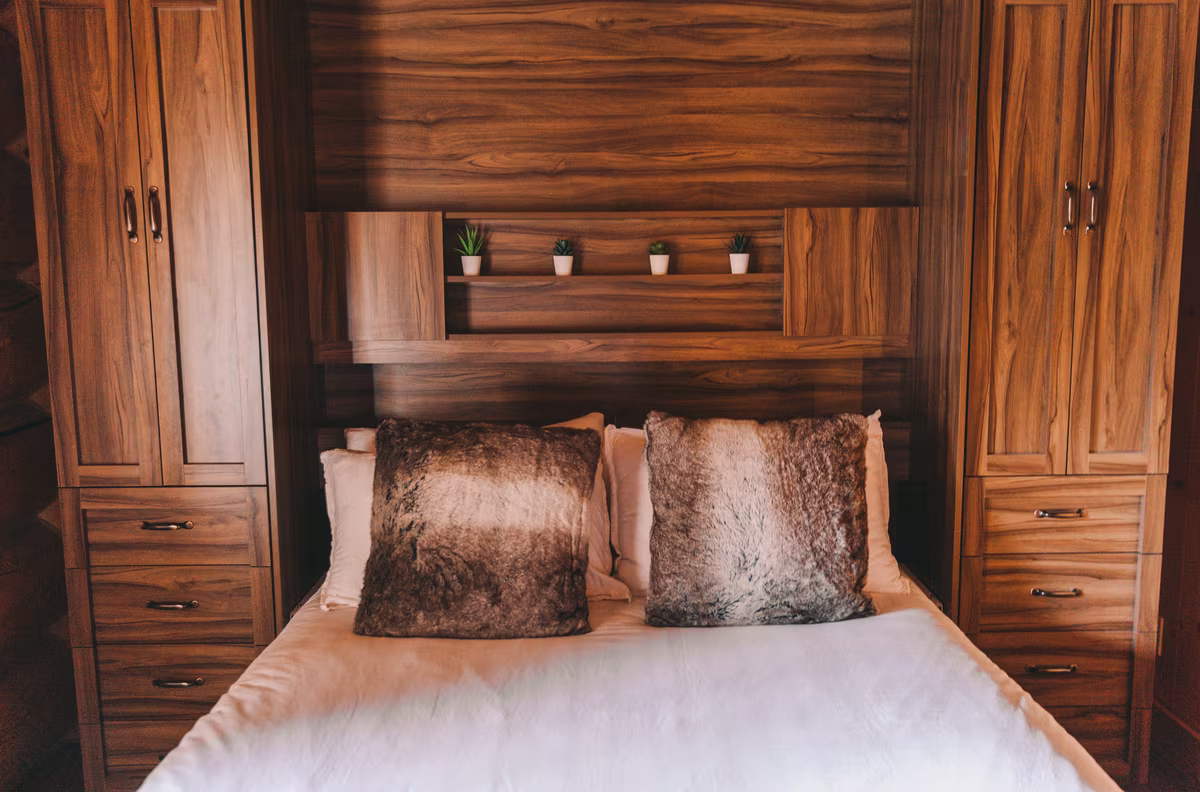 Chambre 6 du chalet Élan Lodge #52, lit King et mur en bois foncé