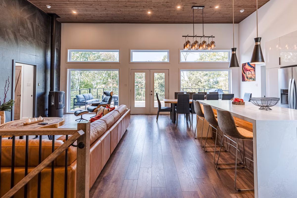 Aire ouverte du chalet Avala avec salon, cuisine et salle à manger