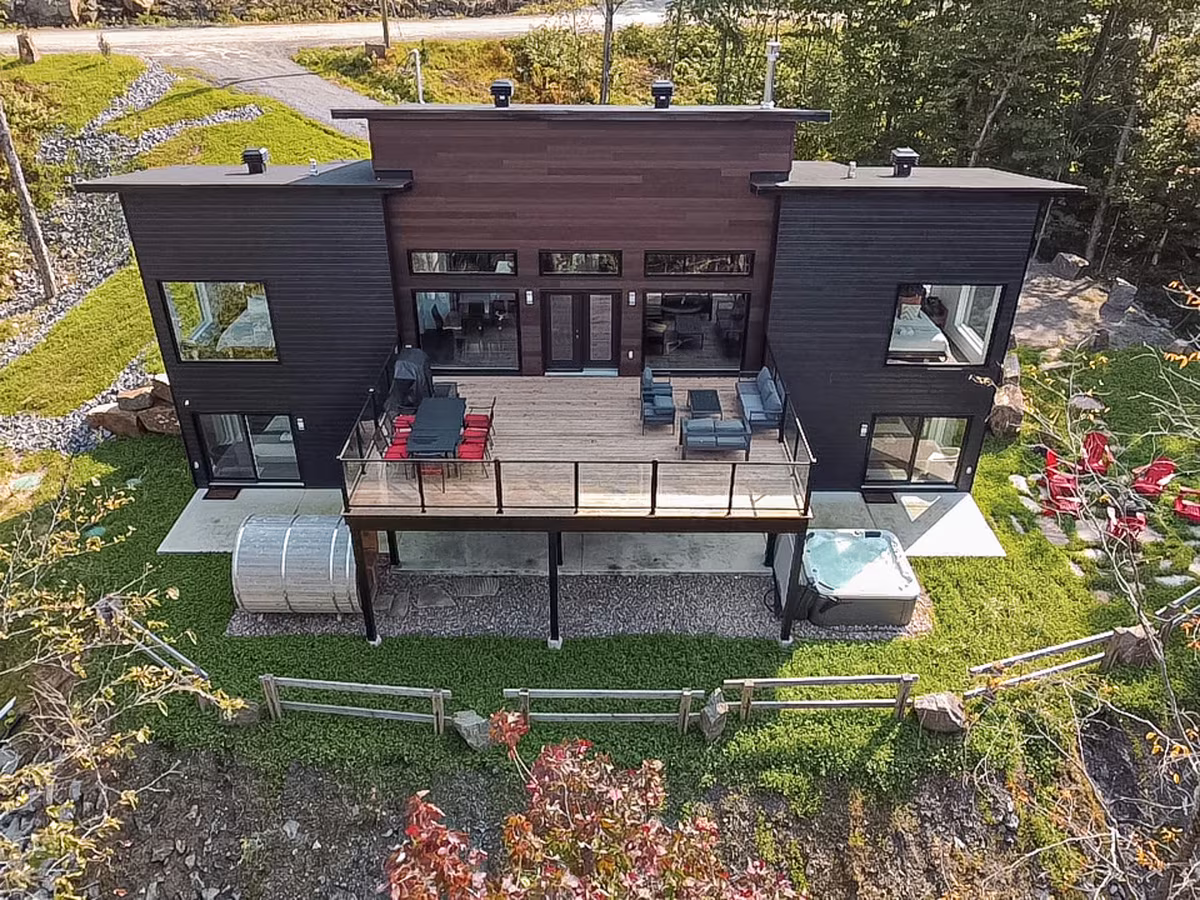 Façade contemporaine du chalet Avala avec terrasse vitrée