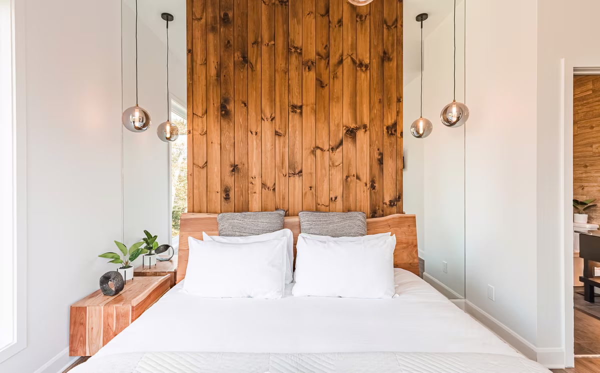 Chambre 1 du chalet Avala, très grand lit et tête de lit en cèdre