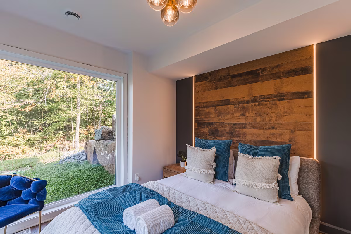 Chambre 2 du chalet Avala, très grand lit et mur en bois de grange