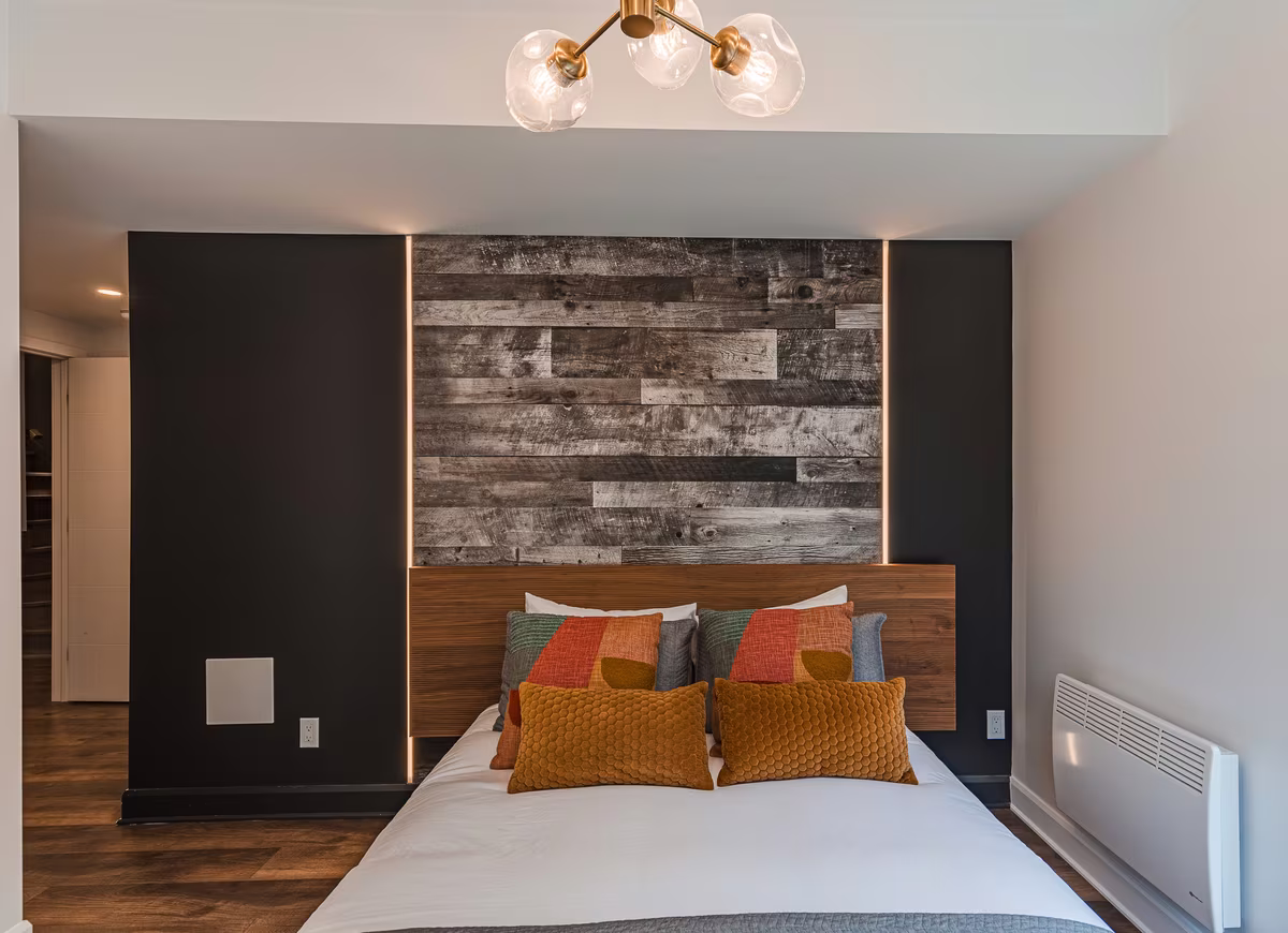 Chambre 4 du chalet Avala, grand lit sous un mur en bois de grange