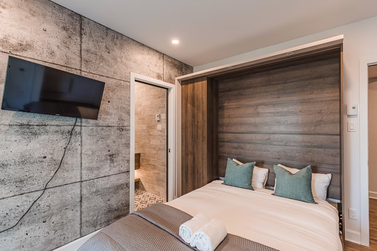 Chambre 6 du chalet Avala, grand lit et coussins turquoise