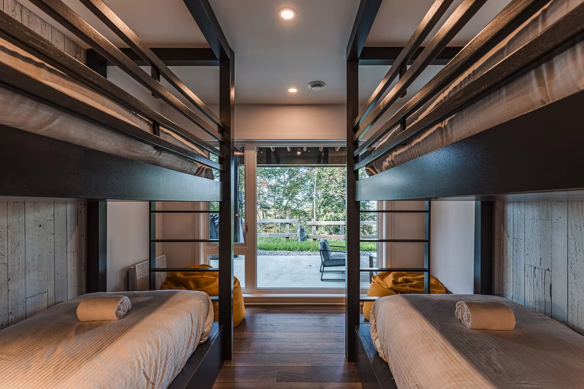 Chambre 5 du chalet Avala, lits superposés en métal noir