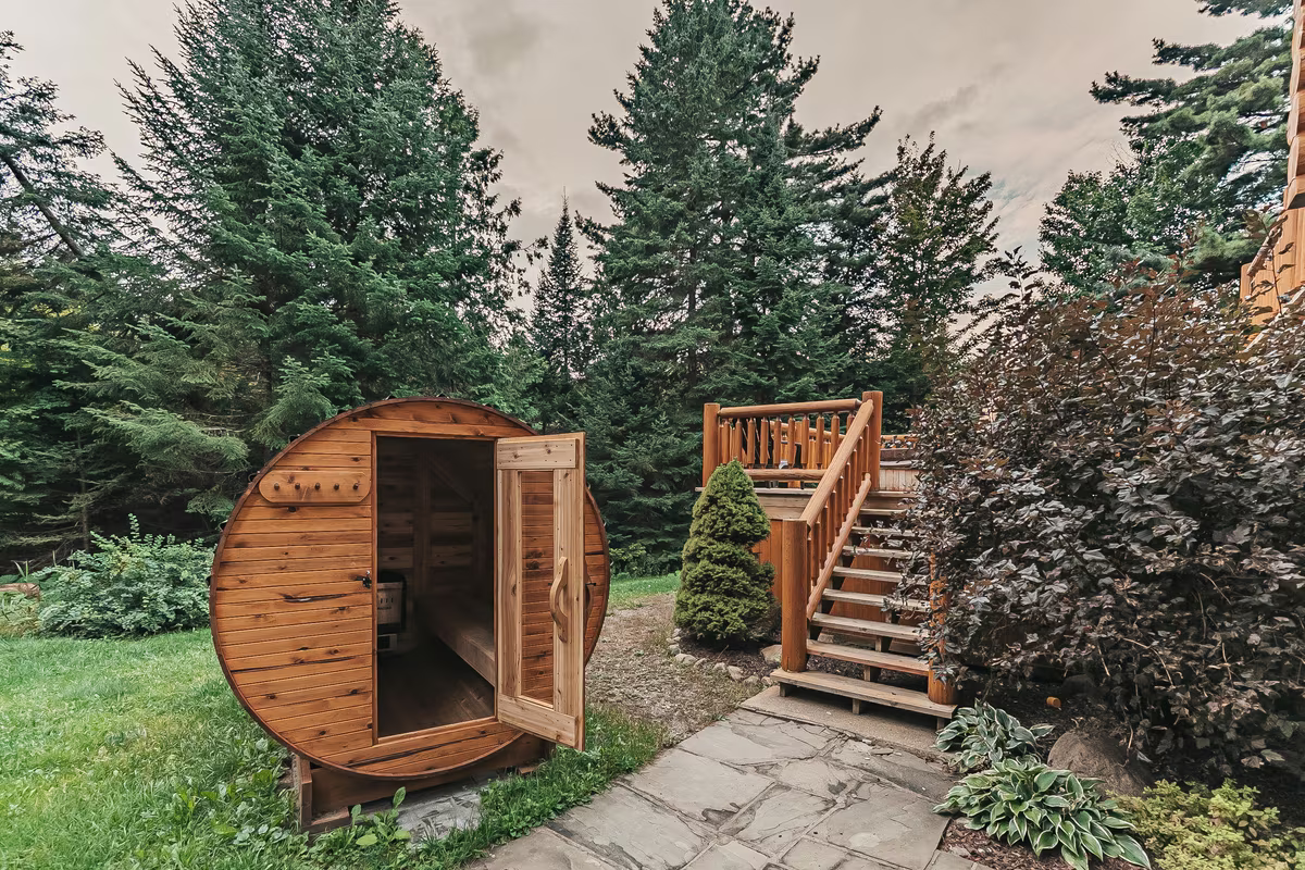 Sauna baril extérieur du chalet Harfang près de l'escalier de la terrasse
