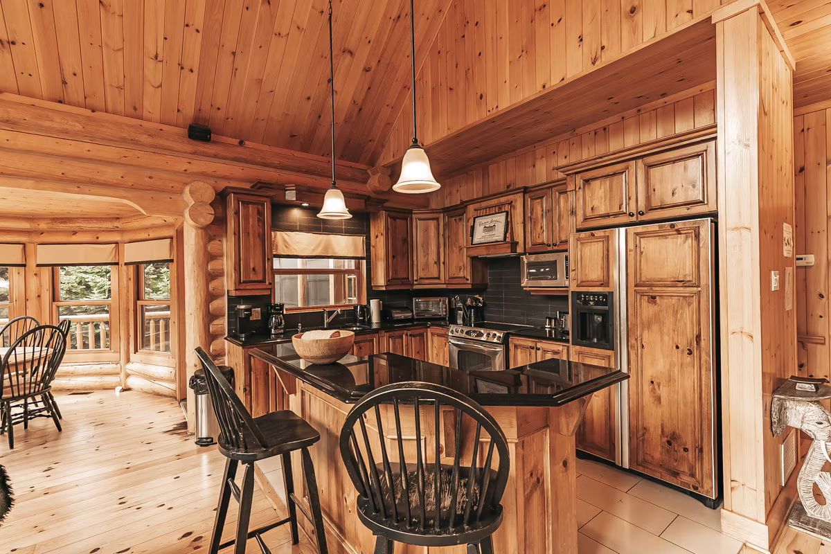 Cuisine en bois du chalet Harfang avec îlot et comptoir lunch
