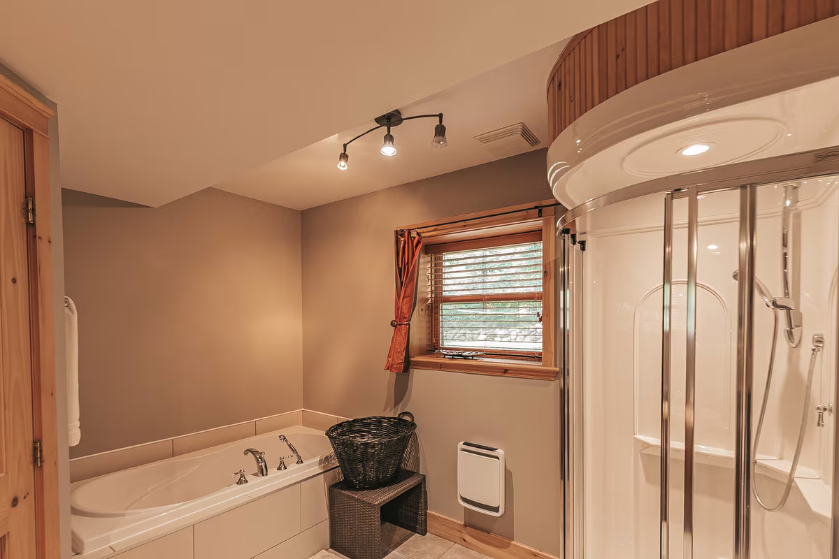 Salle de bain bain tourbillon, chalet Harfang