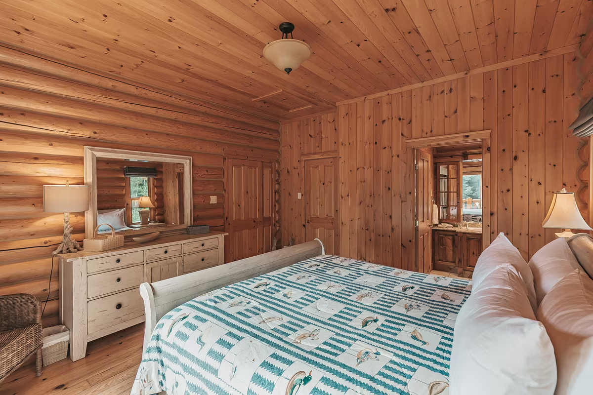 Chambre 4 du chalet Harfang, grand lit et commode en bois
