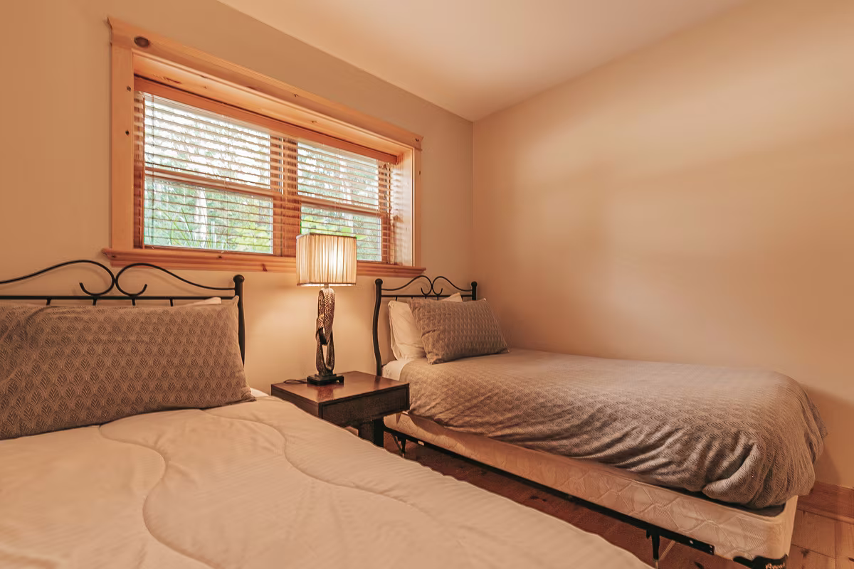 Chambre 2 du chalet Harfang, grand lit et lit simple