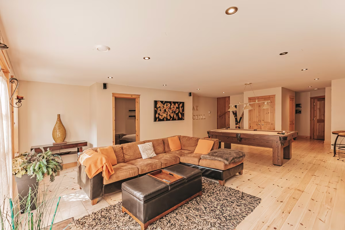 Salon sous-sol, chalet Harfang