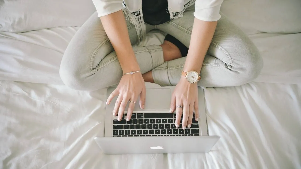 How to teach online classes and earn money from home (2022)