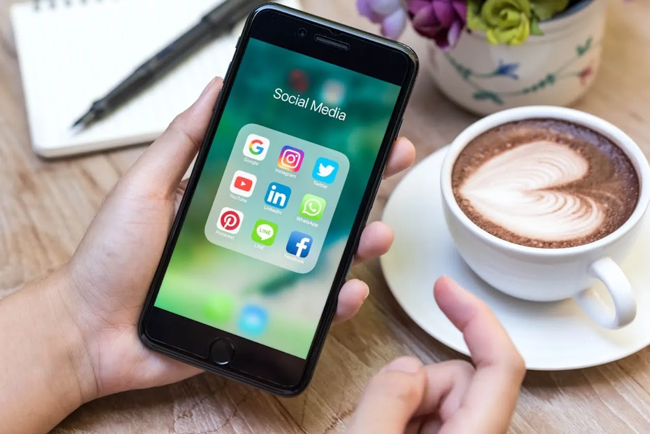 How to turn leads into returning customers on social media