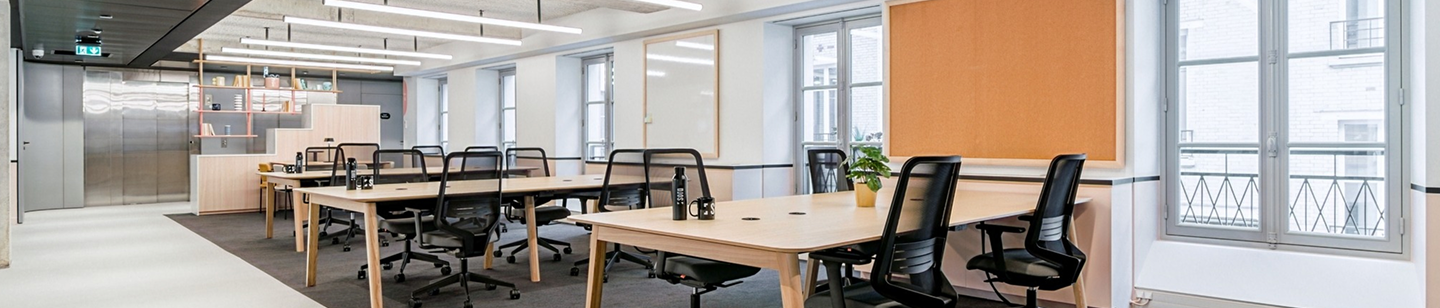 Bureaux Sora avec plusieurs chaises et tables dans un open space